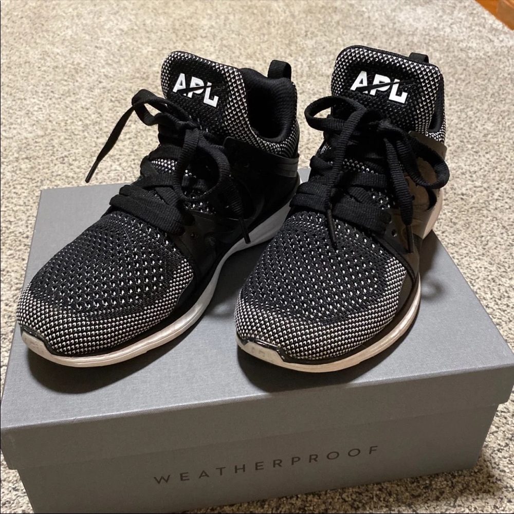 APL unisex Ascend Black/White Training Shoe NWOT